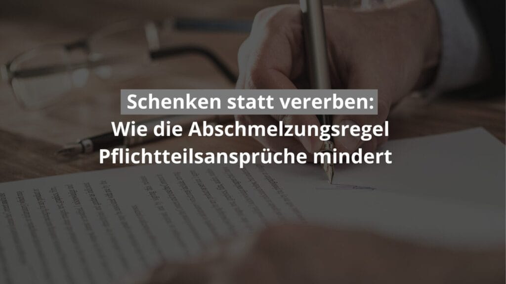 Hand unterschreibt Dokument auf Schreibtisch