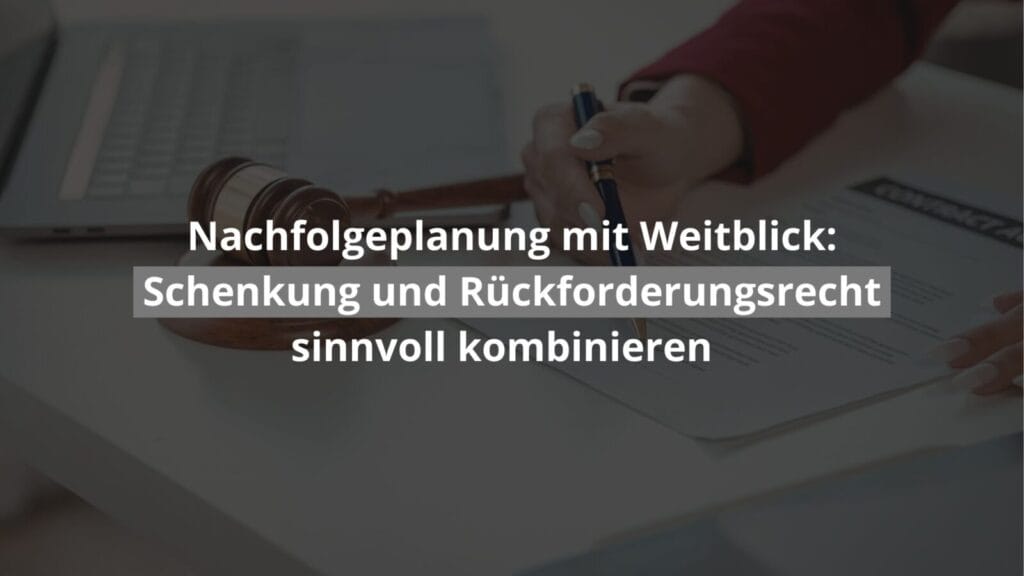 Richterhammer mit Dokument und Hand